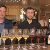 Victor Barbier et Rémi Gauthier proposeront leurs cuvées de blancs et de rouges «Aoc Moselle», à l’occasion de la neuvième fête des vins de Moselle le 14 mai à Vic-sur-Seille. Photo Pierre Divoux