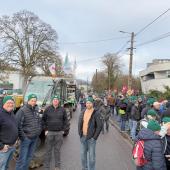 L’équipe de Vincent Boniface, président cantonal d’Ars, était venue prêter main-forte aux irrigants alsaciens. Photo Pierre Divoux