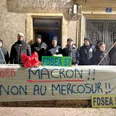 À Metz, les députés Belhaddad et Colin-Oesterlé ont rejoint les adhérents qui leur déposaient une liste de revendications. Photo FDSEA
