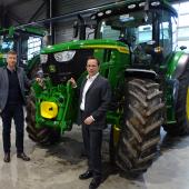 Nicolas Pereira, directeur général de Haag et Alexandre Michel, président de Groupe Europe Holding, dans la nouvelle base d’Azerailles, en cours d’aménagement et qui sera dédiée à la préparation des tracteurs neufs. Photo : J.-L. M.