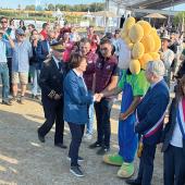 Avant les discours officiels de l’inauguration de la douzième édition de Terres de Jim, la ministre de l’Agriculture s’est prêtée à la figure imposée de l’accueil républicain. Photo Pierre Divoux
