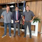 Entre deux parcelles de moisson, Fabrice Couturier et Christophe Niedercorn ont rencontré le préfet Bolot. Photo DR