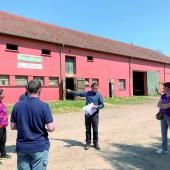 Un groupe d’agriculteurs lors d’une formation au document unique d’évaluation des risques et à Systera à la ferme de la Marchande à Château-Salins. Photo DR