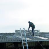 Lors d’une intervention ponctuelle sur toiture, les sécuriplacs en aluminium sont facilement manipulables par une seule personne. Photo DR