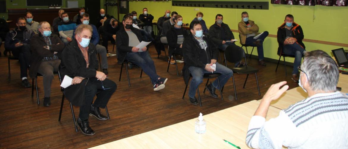 Les adhérents de la Fdsea se plient sans difficulté au respect des gestes barrières qui leur permettent de tenir leur assemblée cantonale presque normalement. Photo Cédric Coillot