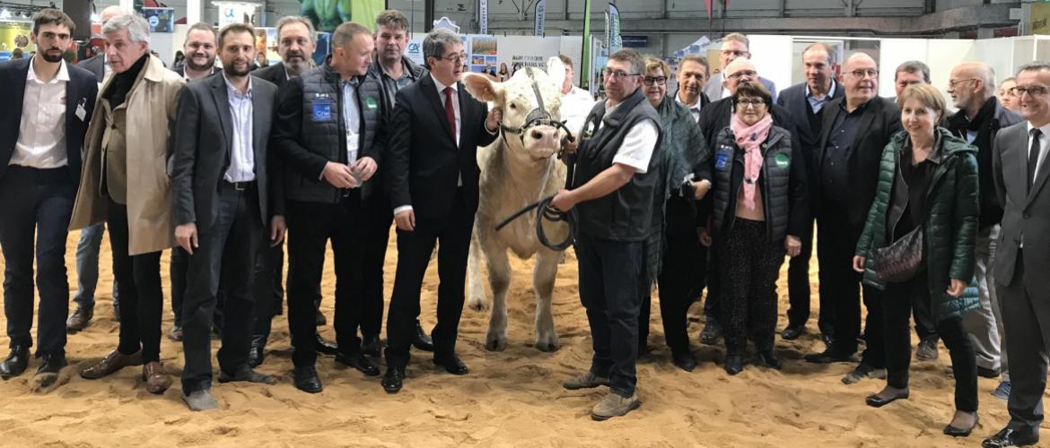 À l’honneur, pour cette dixième édition d’Agrimax, la race Charolaise. C’est Gaëtan Albrech de l’Earl du Haut de Cabar qui accompagnait le président de la Région pour la tournée inaugurale du salon. Photo Pierre DIVOUX