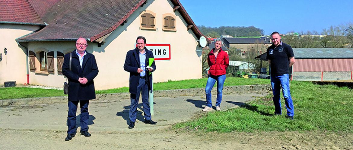 De g. à d. devant l’exploitation de Ségolène Brabant, Rémi Schwenck, Armel Chabane, Élisabeth Streit et Fabrice Couturier. Photo : P.Divoux