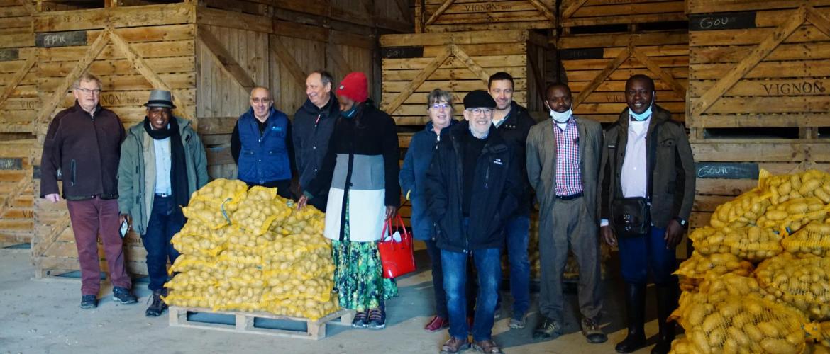 La délégation rwandaise et Afdi ont échangé sur les questions de stockage et de vente directe par les agriculteurs comme ici à Dugny-sur-Meuse (55) au sein de la Scea des Grandes Prêles. Photo DR