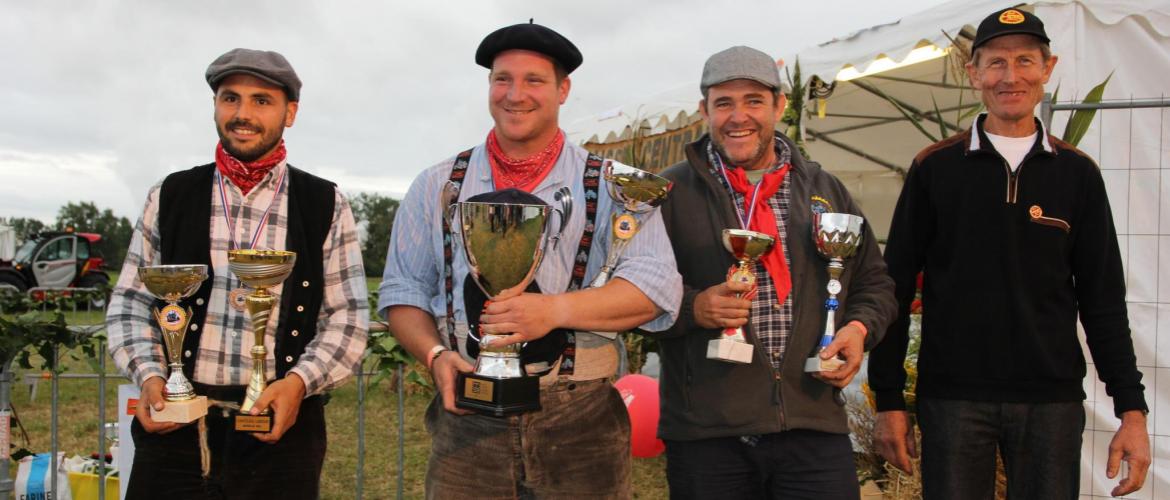 De g à d : Jonathan Kalk (deuxième, 128 points), Thomas Gangloff (premier, 129,5 points), Olivier Pichot (troisième, 114 points) et Théo Gasselin (président du club Lanz Bulldog de France). Photo : P.Divoux