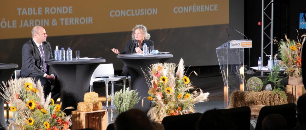 Sylvie Brunel, a répondu à l’invitation du président de Lorca. Christian Sondag questionnait la géographe, économiste et écrivaine, sur les défis qui attendent l’agriculture. Photo Yannick DERHILLE