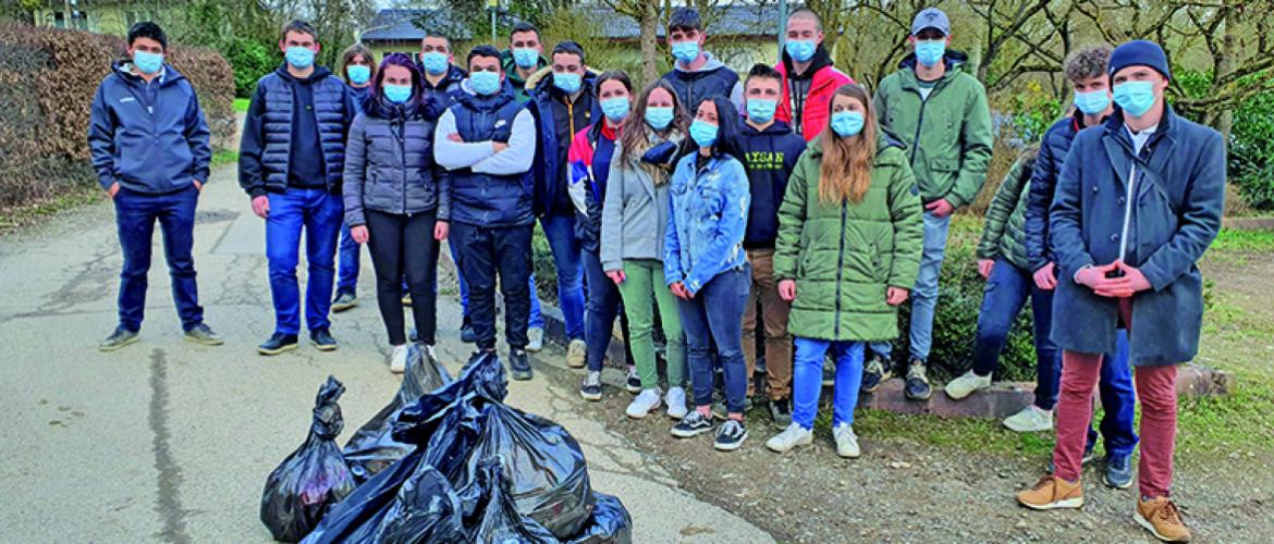 Motivés par le sentiment d’agir concrètement en faveur de l’environnement, les jeunes se sont pris au jeu et ont ramassé de quoi remplir plusieurs sacs poubelle. Photo : DR