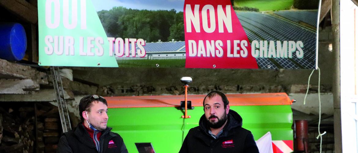 Germain Bach, président des Jeunes Agriculteurs et Julien Viville, responsable foncier des JA à Laquenexy, sur le thème de l’artificialisation des sols. Photo Louise COLIN