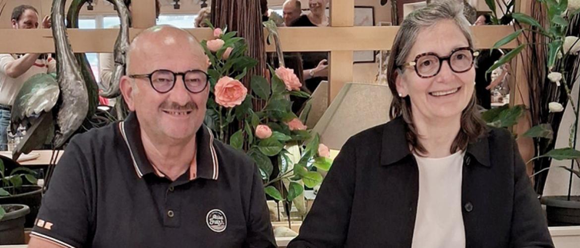 Serge Rolland, président d’Aplbg, et Sophie Godet-Morisseau, directrice générale Savencia, paraphent le nouveau contrat cadre, lors des travaux de l’assemblée générale du 9 avril. Photo Caroline Guillaume 