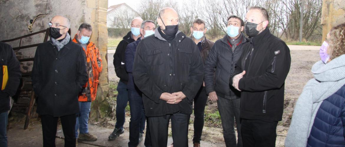 Légende de la photo Matinée agricole pour le préfet Touvet. Le représentant de l’État s’est rendu sur l’exploitation du président de la Fdsea. Photo : Pierre DIVOUX