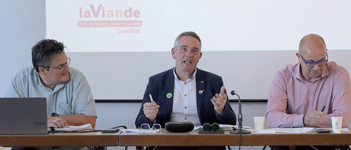 Xavier Lerond, entouré de Franck Bellaca et de Romain Hannetel, nouveau président d’Interbev Grand Est. © Inès ANTOINE