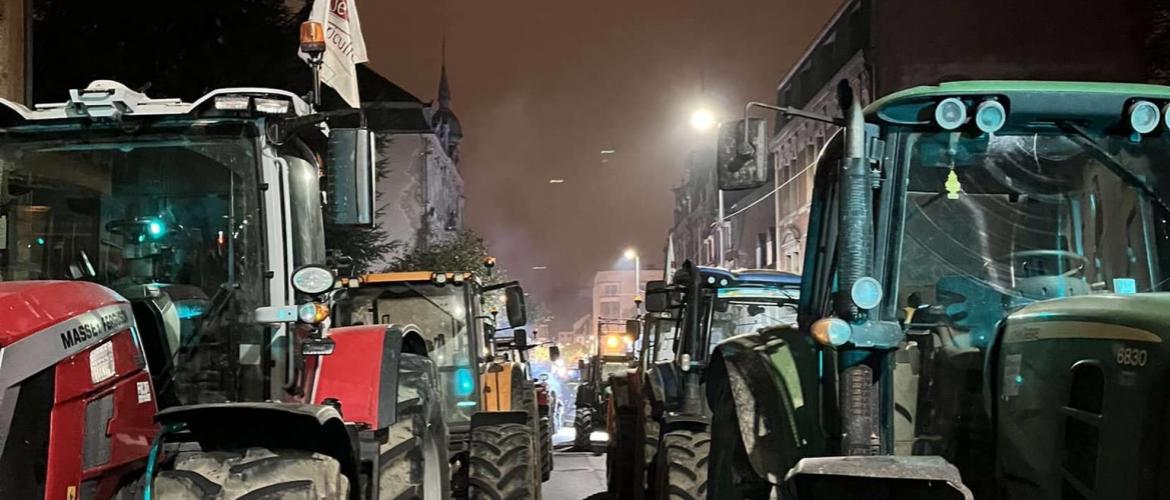 Une vingtaine de tracteurs étaient stationnés devant la sous- préfecture de Sarreguemines. Photo DR