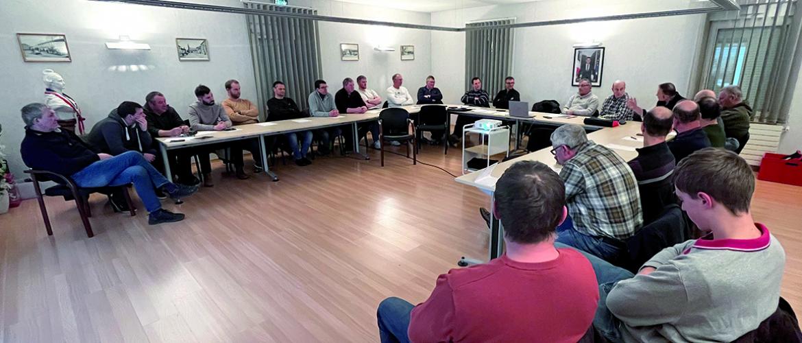 Vincent Boniface succède à Denis Simon à la tête du canton d’Ars-sur-Moselle après trente-deux ans de présidence de ce dernier. Les adhérents et représentants de la Fdsea l’ont chaleureusement remercié pour son engagement. Photo Y. D.