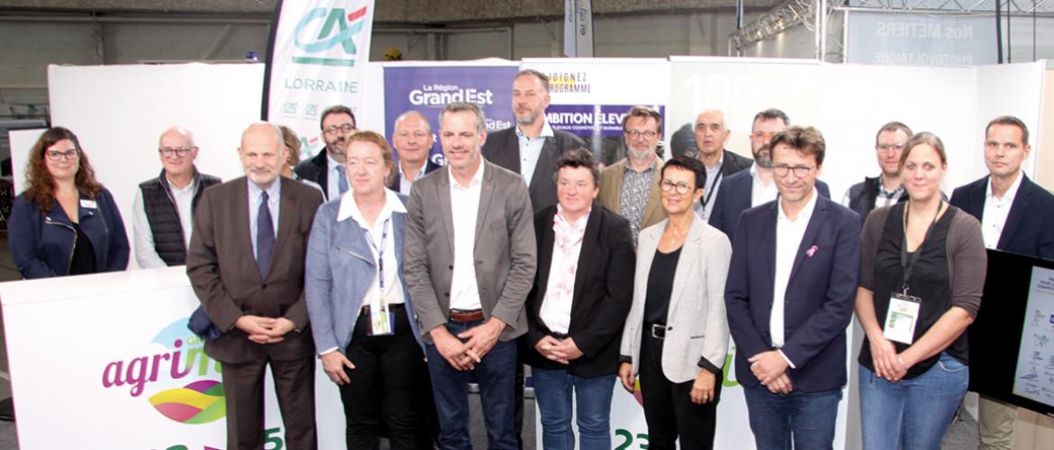 Photo de famille dans les allées du salon Agrimax, à Metz, le 23 octobre. L’ensemble des partenaires réunis lors de la signature du protocole d’engagement pour le déploiement du programme Ambition Éleveurs. Photo Pierre Divoux