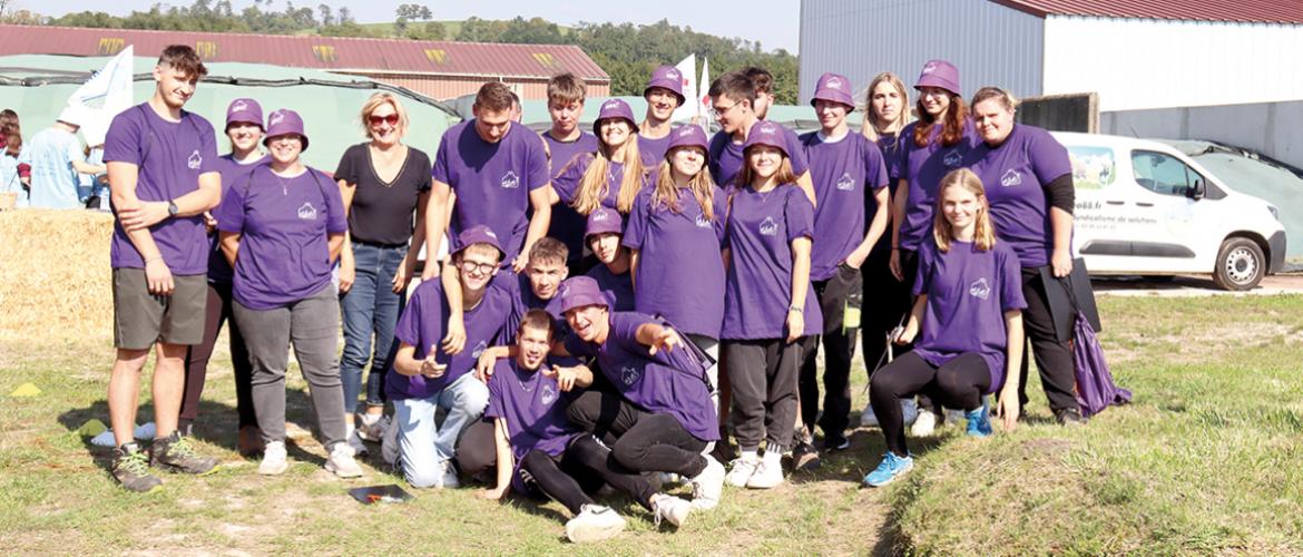 «Pour Obernai allez, allez !» c’est en donnant de la voix et avec le sourire que les vainqueurs du challenge sont allés chercher leur trophée. Photo M. Falibois