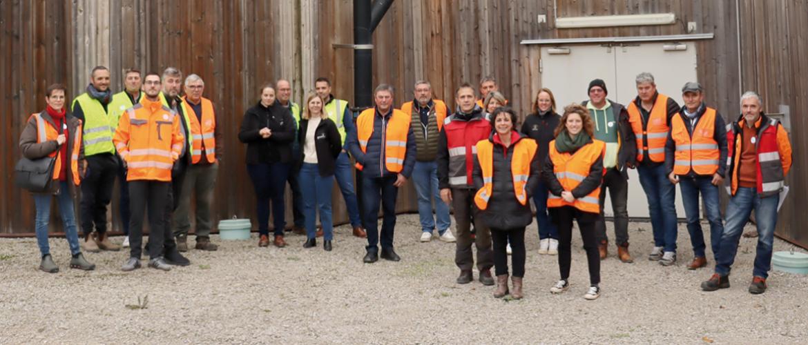 Malgré le relatif beau temps, le risque chimique a rassemblé de nombreuses personnes à Haraucourt-sur-Seille. Photo Cédric Coillot