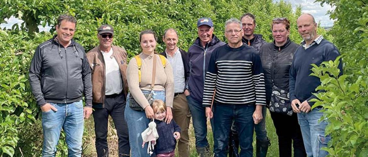 Les membres de l’association de Ceta fruits de Moselle se sont réunis à la cueillette de Peltre, pour leur assemblée générale.  Photo Lucile Hergat