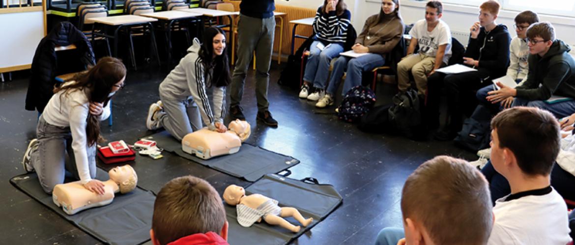 Les élèves apprennent à faire un massage cardiaque lors d’un arrêt cardio-respiratoire. Photo DR