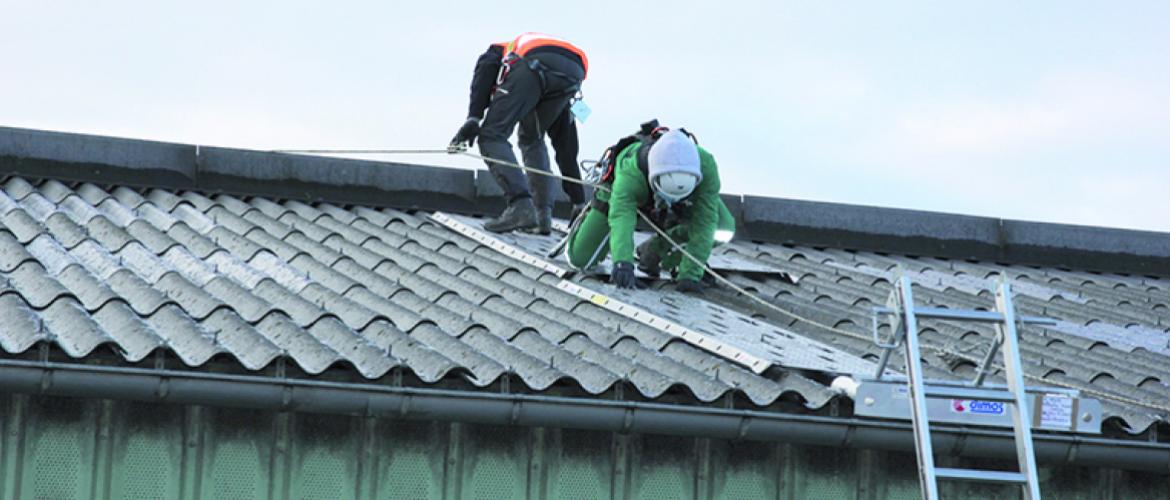 L’utilisation des sécuriplac aluminium sur les toits en fibro-ciment nécessite une formation préalable. Photo DR