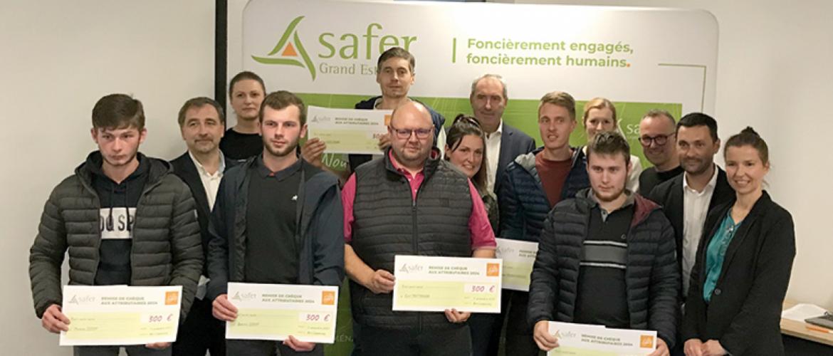 L’ensemble des jeunes agriculteurs récompensés avec l’équipe de la Safer Grand Est de Moselle. Photo CEC