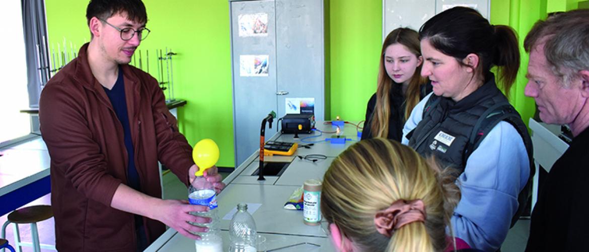 L’an dernier, au laboratoire, des expériences de chimie étaient proposées aux familles par des enseignants en physique-chimie. Photo C. Duret 