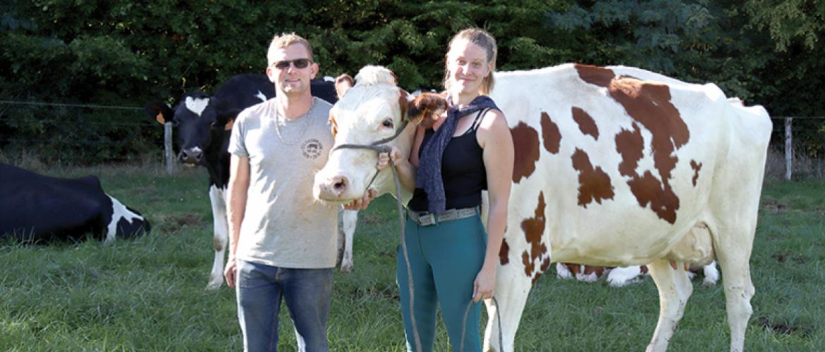Cyril Viriat, Rosie Richard et Pinky Red, Red Holstein en troisième lactation qui sera présentée la semaine prochaine à Agrimax. Photo MF