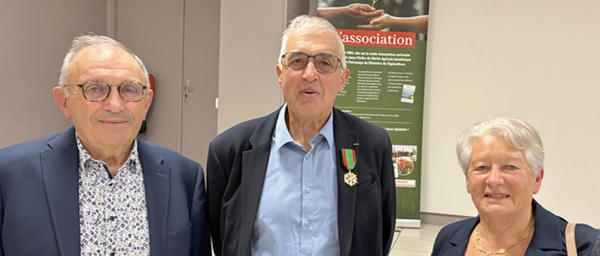 Ginette Sesmat et Claude Desalme autour de Bernard Helluy, le 3 octobre dernier, à l’occasion de sa remise des insignes de chevalier de l’Ordre du Mérite Agricole. Photo Pierre Divoux