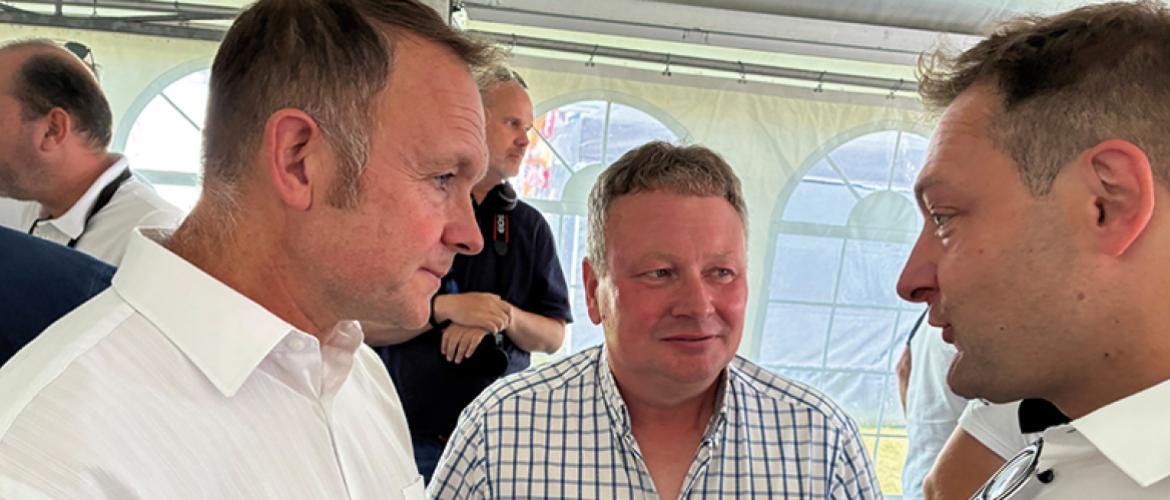 Fabrice Couturier et Marc Schlemer, président et vice-président de la Fdsea, en discussion avec le Commissaire européen à l’Agriculture, Christophe Hansen. Photo Pierre Divoux Fabrice Couturier et Marc Schlemer, président et vice-président de la Fdsea, en discussion avec le Commissaire européen à l’Agriculture, Christophe Hansen. Photo Pierre Divoux