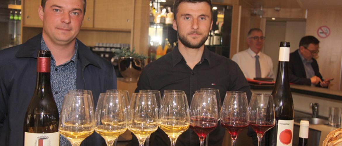 Victor Barbier et Rémi Gauthier proposeront leurs cuvées de blancs et de rouges «Aoc Moselle», à l’occasion de la neuvième fête des vins de Moselle le 14 mai à Vic-sur-Seille. Photo Pierre Divoux