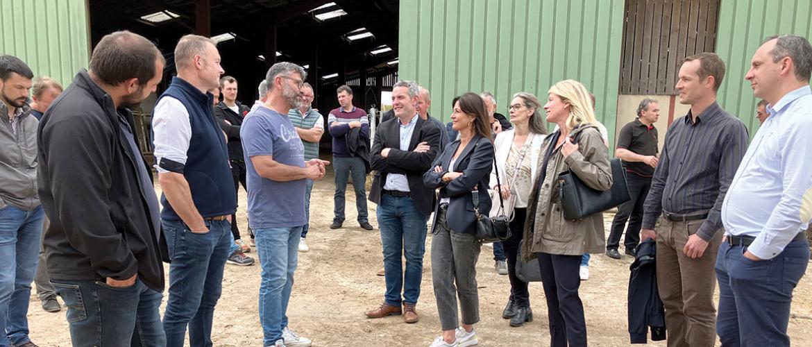 Visite sur l’exploitation de Dominique Jacques à La Maxe sur les rives de la Moselle. Les candidats aux élections européennes ont eu droit à une véritable leçon de choses. Photo Pierre Divoux