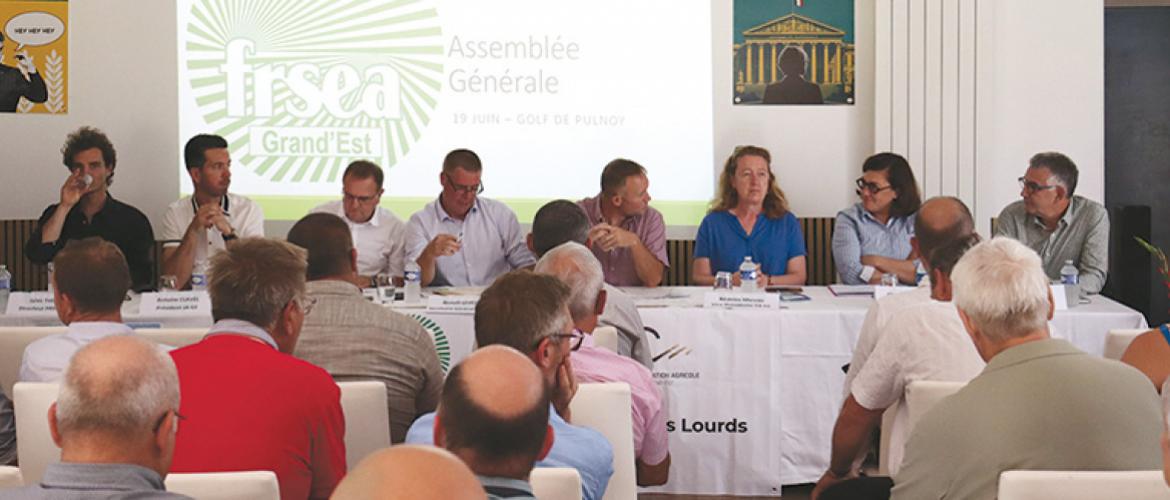 J. Thines, directeur de la Frsea Ge, A. Clavel, pdt Ja Ge, P. Bessin, directeur de la Draaf Ge, B. Levêque, Sg Frsea Ge, F. Couturier, président Frsea Ge, B. Moreau, Vp Région Ge, C. Vassant, Sga Fnsea, et J-P Puig, ex-Dg groupe Avril. Photo M. Falibois