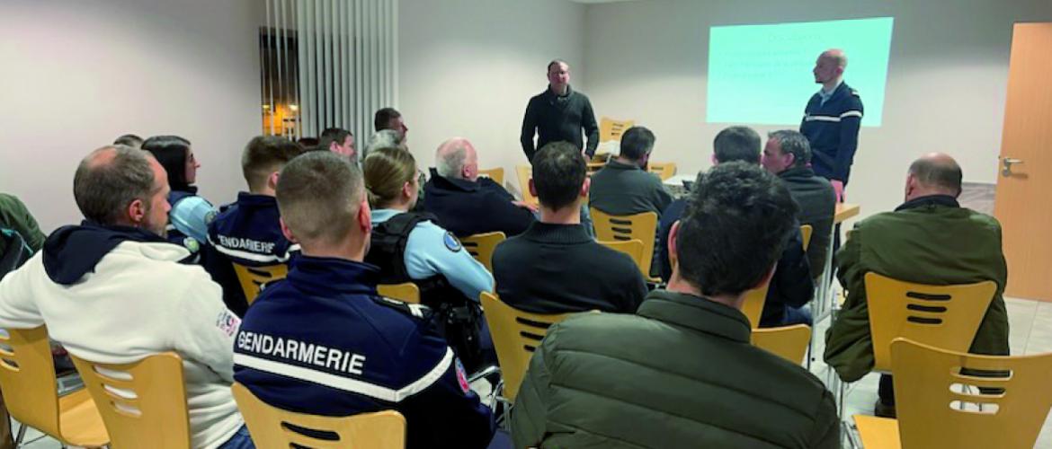 Une vingtaine d’agriculteurs et une douzaine de gendarmes étaient présents le 21 février à la mairie d’Angevillers pour créer un lien entre le monde agricole et les gendarmes. Photo J.B. Kaiser