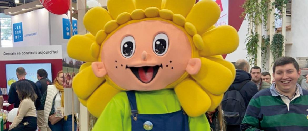 La mascotte Jim ira à la rencontre du public au travers du département de la Moselle jusqu’à la l’ouverture de la douzième édition de Terres de Jim. photo Terres de Jim 2025. Photo Terres de Jim