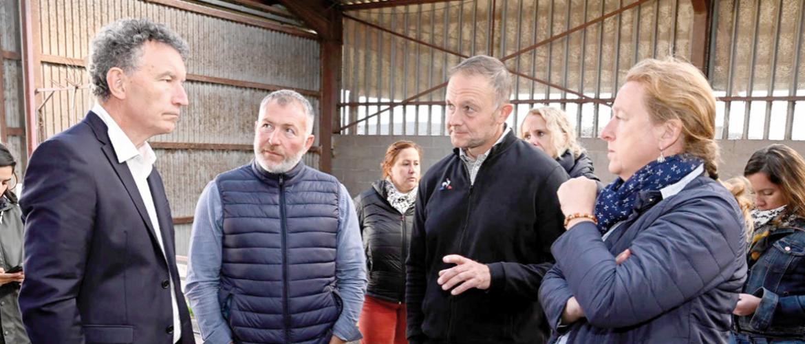 Fabrice Couturier (président de Frsea), accompagné de Charles Guerder (éleveur laitier et allaitant) interpellent, Franck Leroy et Béatrice Moreau, sur la situation d’urgence liée à cette crise.  Photo LH