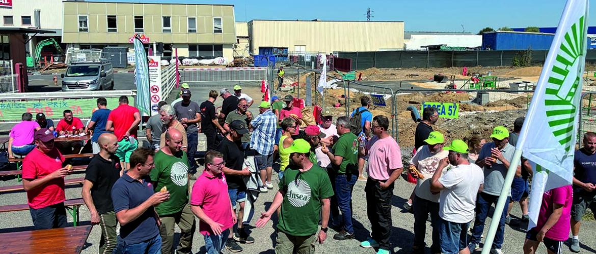 Les éleveurs du Grand Est ont bloqué le site du groupe Bigard à Metz mais aussi à Vitry-le-François. Près de 1.500 éleveurs, sur 16 abattoirs français, ont répondu à l’appel de la FNB. Photo Pierre Divoux.