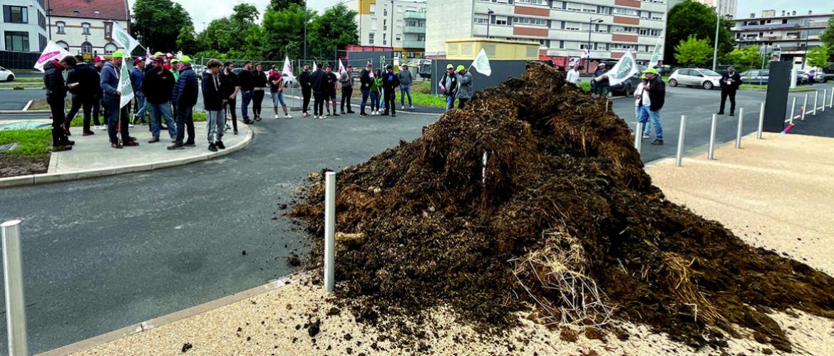 Une benne de fumier a été déversée devant les locaux de la Direction départementale des territoires, afin de capter l’attention des services de l’État. Photo Yannick Derhille