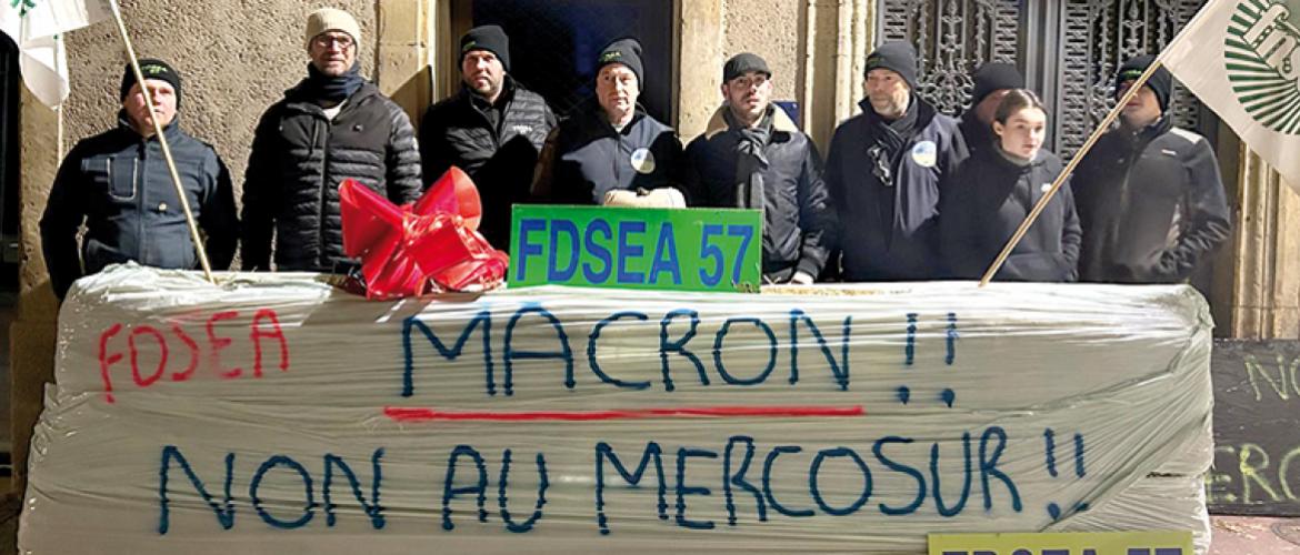 À Metz, les députés Belhaddad et Colin-Oesterlé ont rejoint les adhérents qui leur déposaient une liste de revendications. Photo FDSEA