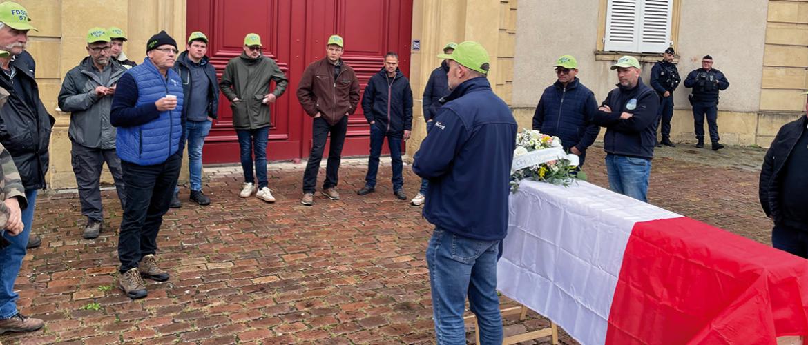 Fabrice Couturier rend compte à ses adhérents des revendications portées au représentant de l’État. Photo Lucile Hergat