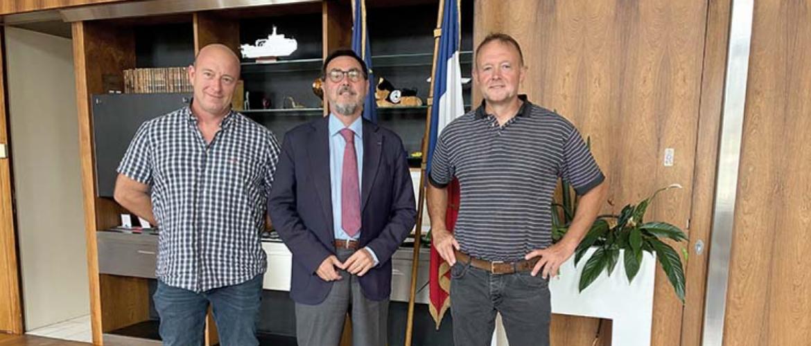 Entre deux parcelles de moisson, Fabrice Couturier et Christophe Niedercorn ont rencontré le préfet Bolot. Photo DR