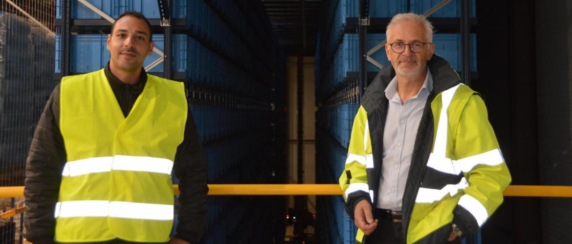 Bruno Esperto, responsable de la plateforme Lorca’Log et Jean-Noël Rivat, directeur opérationnel du groupe, devant le système robotisé miniload. Photo : A.Legendre