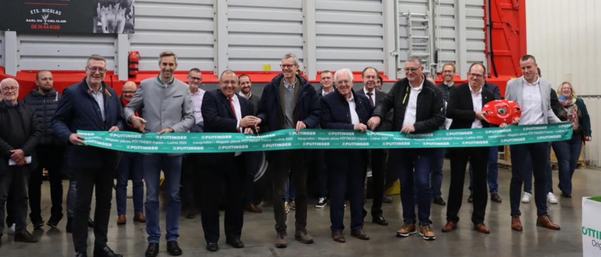 Le traditionnel couper de ruban en présence d’élus locaux, des collaborateurs du magasin et de responsables Pöttinger France et Autriche. Photo : H.Flamant