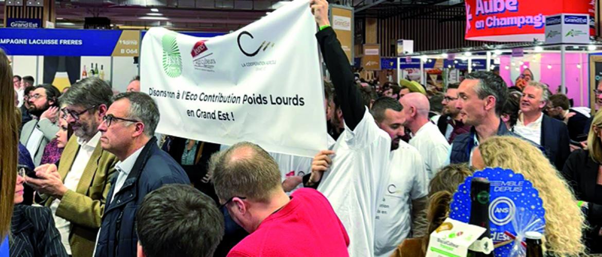 La Frsea, les Ja et la coopération du Grand Est ont joué les trouble-fêtes lors de l’inauguration du Pavillon de la Région au Salon de l’Agriculture. Photo : Jules Thines
