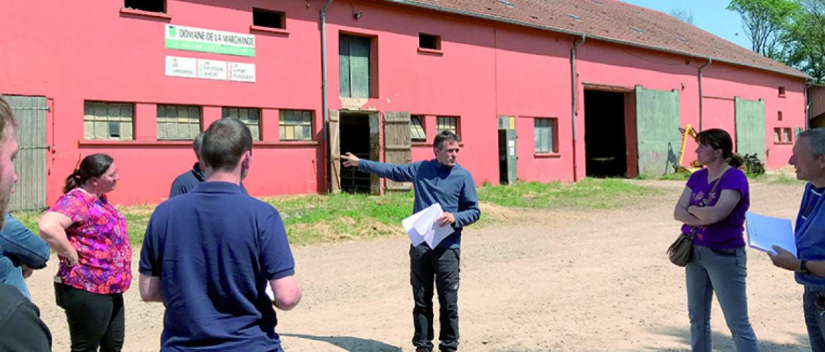 Un groupe d’agriculteurs lors d’une formation au document unique d’évaluation des risques et à Systera à la ferme de la Marchande à Château-Salins. Photo DR