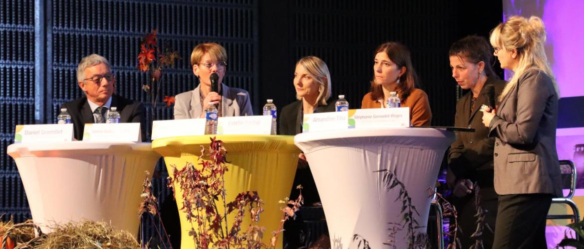 De g. à d. : Daniel Gremillet (sénateur), Catherine Faivre-Pierret (FNSEA), Estelle Pochat (CDA 57), Amandine Tiha (MSA) et Sabine Delbosc-Naudan (CCMSA) ont débattu sur la place des femmes en agriculture. La table ronde était animée par Stéphanie Geroude