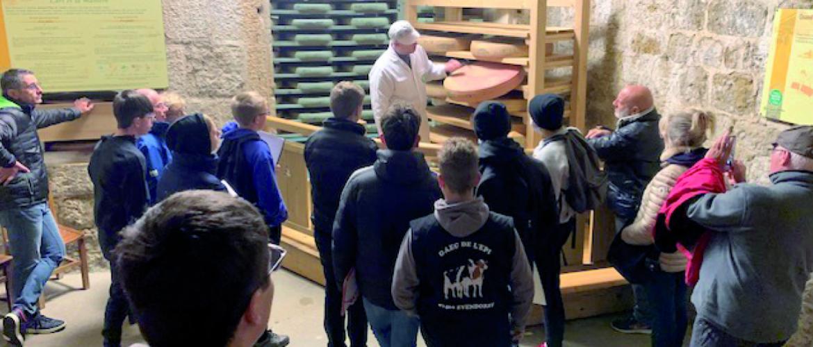 Dans les caves du Fort Saint-Antoine, les apprentis ont observé le procédé d'affinage du premier fromage Aop de France. Photo DR